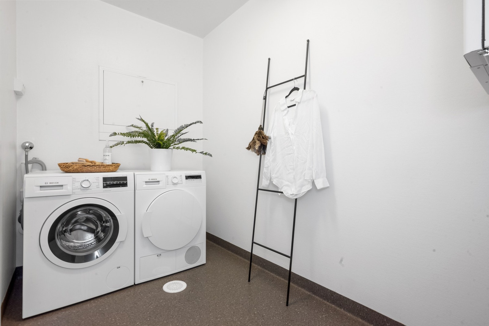 Vaskerom med god plass til både vaskemaskin og tørketrommel, samt ekstra plass til oppbevaring. Galleribilde