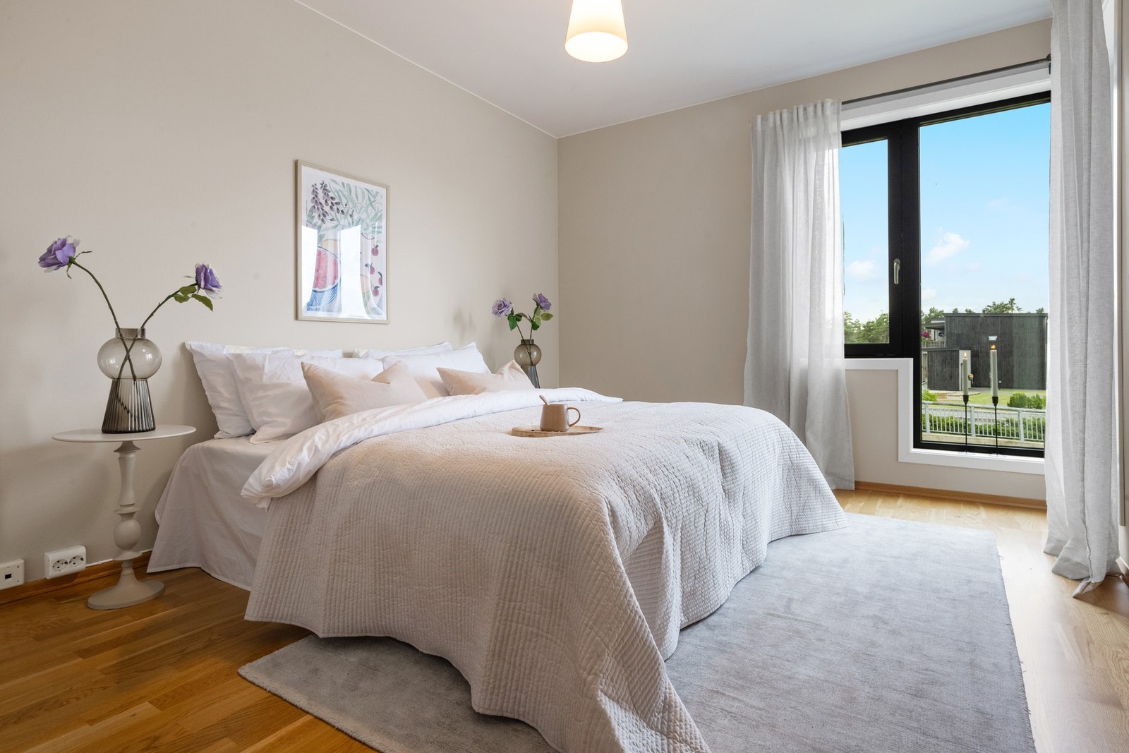 Stort soverom med garderobeskap. Store vinduer gir godt lysinnslipp, samtidig som det er lite innsyn. Galleribilde