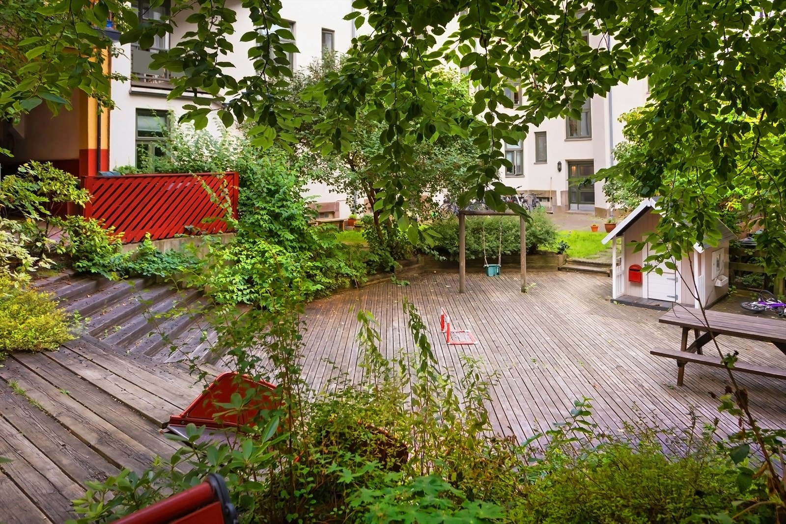 Bakgården er pent opparbeidet med platting og beplantning. Galleribilde
