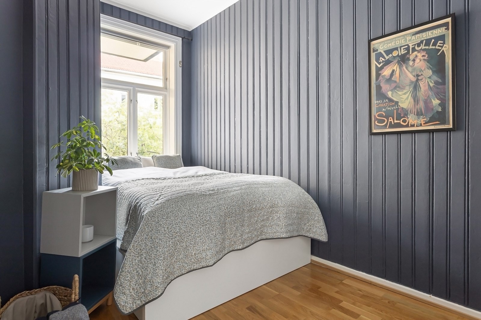 Det er plass til dobbeltseng og nattbord. Galleribilde