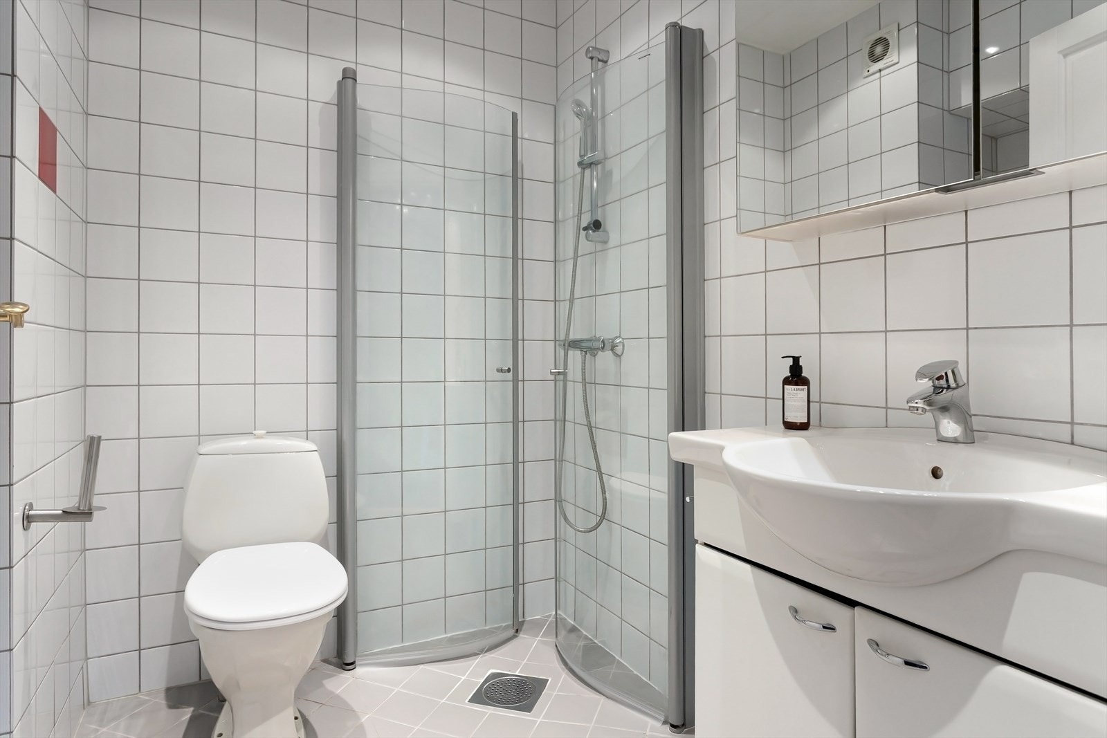 Tidløst, praktisk bad fra 2005 med opplegg for vaskemaskin. Galleribilde