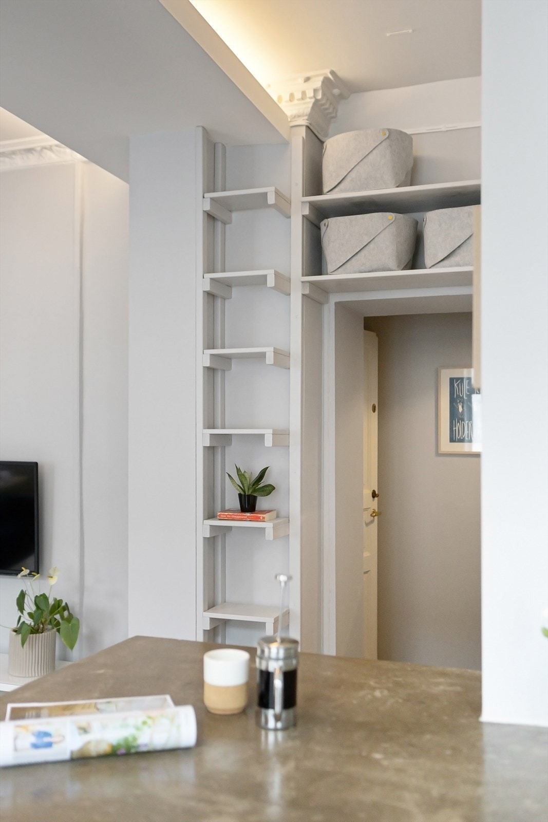 Utsnitt - fra kjøkkenet mot gangen. Galleribilde