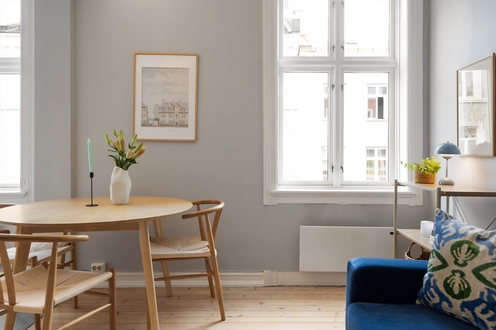 Rommet har tre store vindusflater som slipper inn rikelig med naturlig dagslys. Et herlig rom med luftig atmosfære og imponerende takhøyde på 2,88 meter. Galleribilde