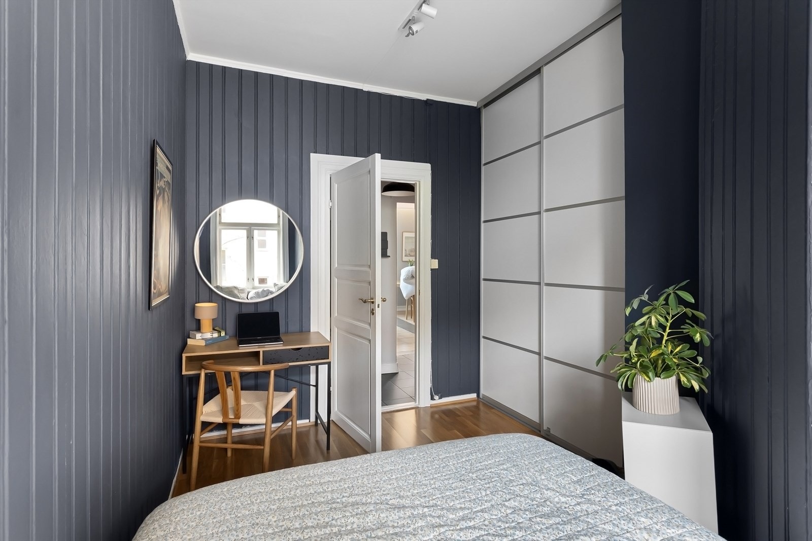 På soverommet er det innholdsrik skyvedørsgarderobe med rikelig av skapplass til alt du trenger. Galleribilde