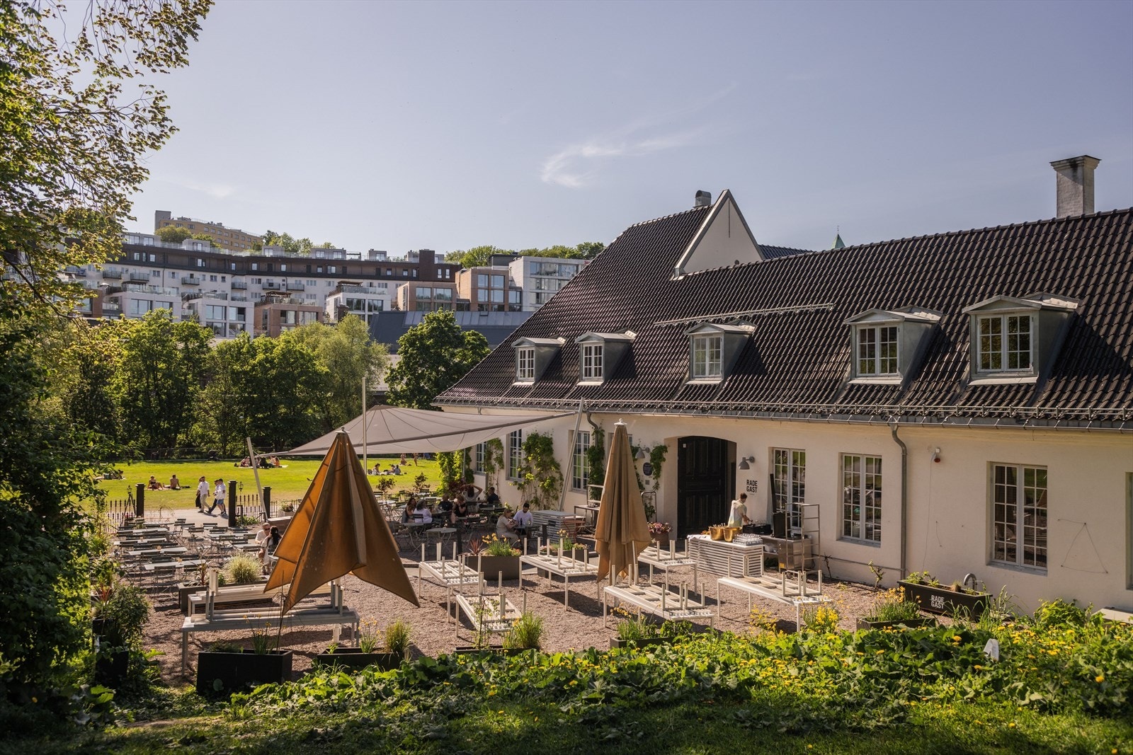 Populære Nedre Foss gård ligger like nedenfor boligen. Hovedbygningen ble restaurert og a pnet som restaurant i 2015. Galleribilde