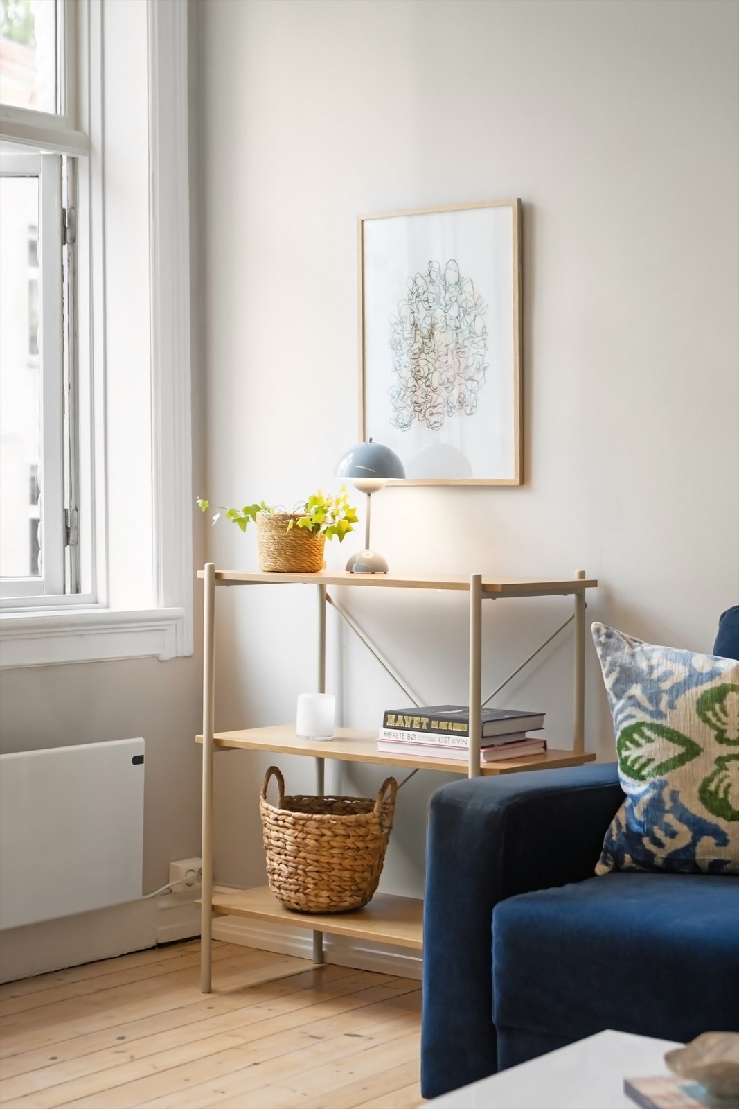 Stuen har overflater med pent, originalt tregulv og lyse vegger malt i 2016. Galleribilde