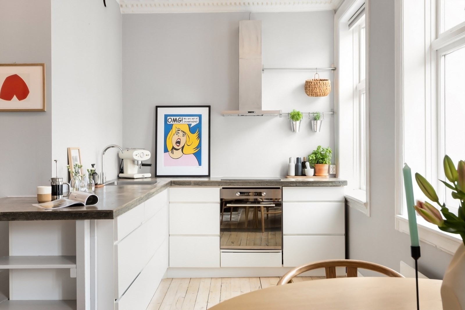 Skjermet og moderne kjøkken fra 2010. Innredningen er praktisk utformet med rikelig av lagringsplass. Galleribilde