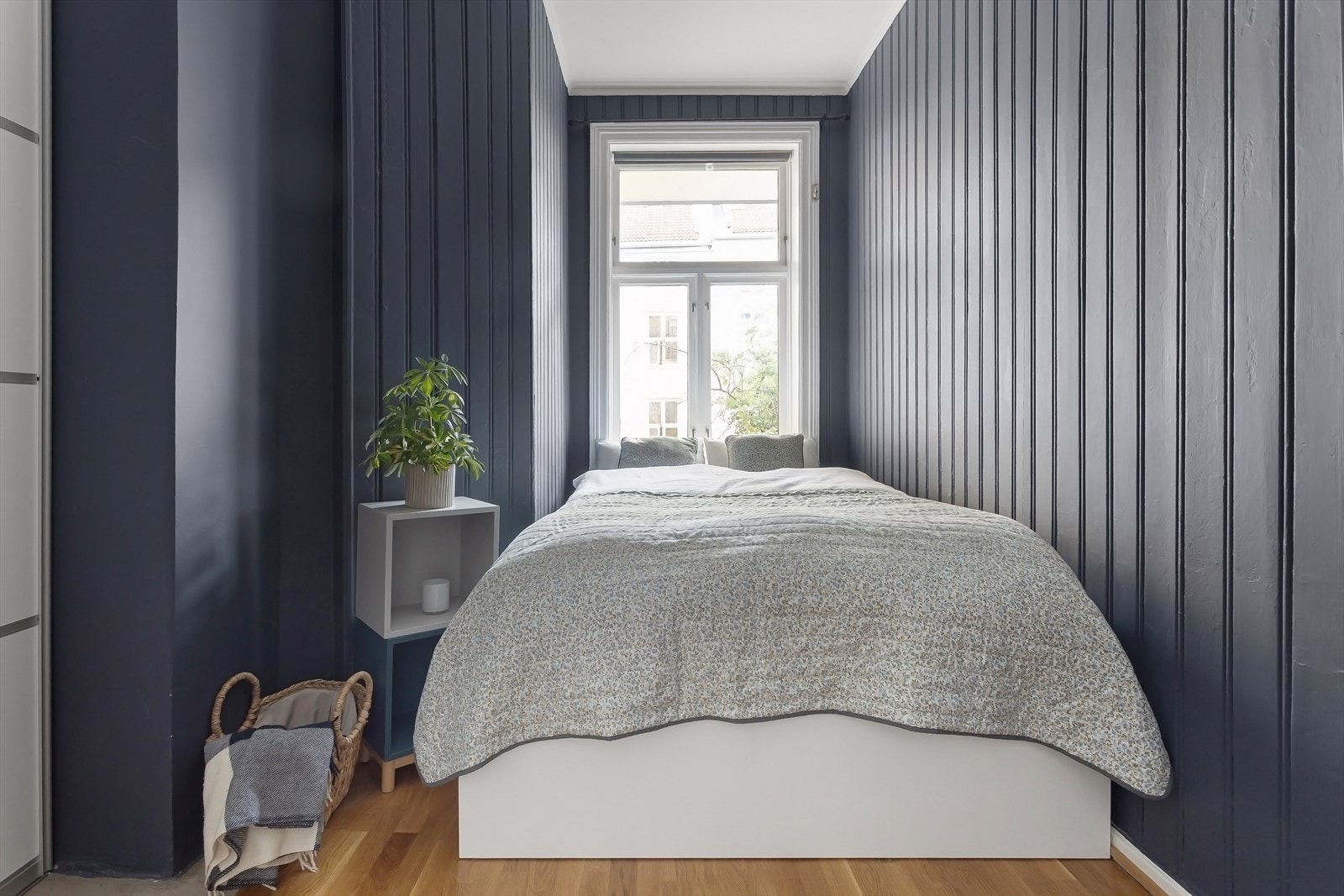 Leiligheten har et lunt og innbydende soverom vendt mot bakgård. Galleribilde
