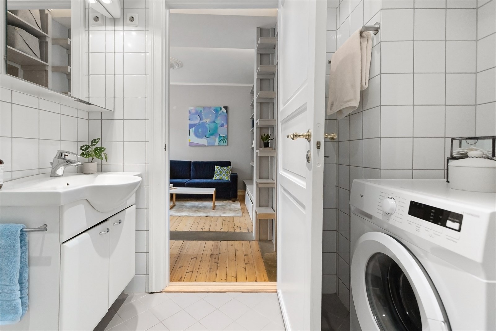 Rommet er innredet med gulvstående toalett, dusjhjørne med innfellbare glassdører og baderomsinnredning med en bredde på 70 cm med skap, overlimt servant med ettgreps armatur fra Trio og speilskap med lys. Galleribilde