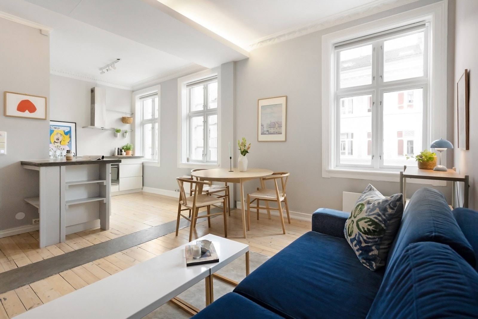 En lys, tiltalende og sjarmerende 2-roms med tilbaketrukket beliggenhet i en attraktiv gate på Grünerløkka. Galleribilde