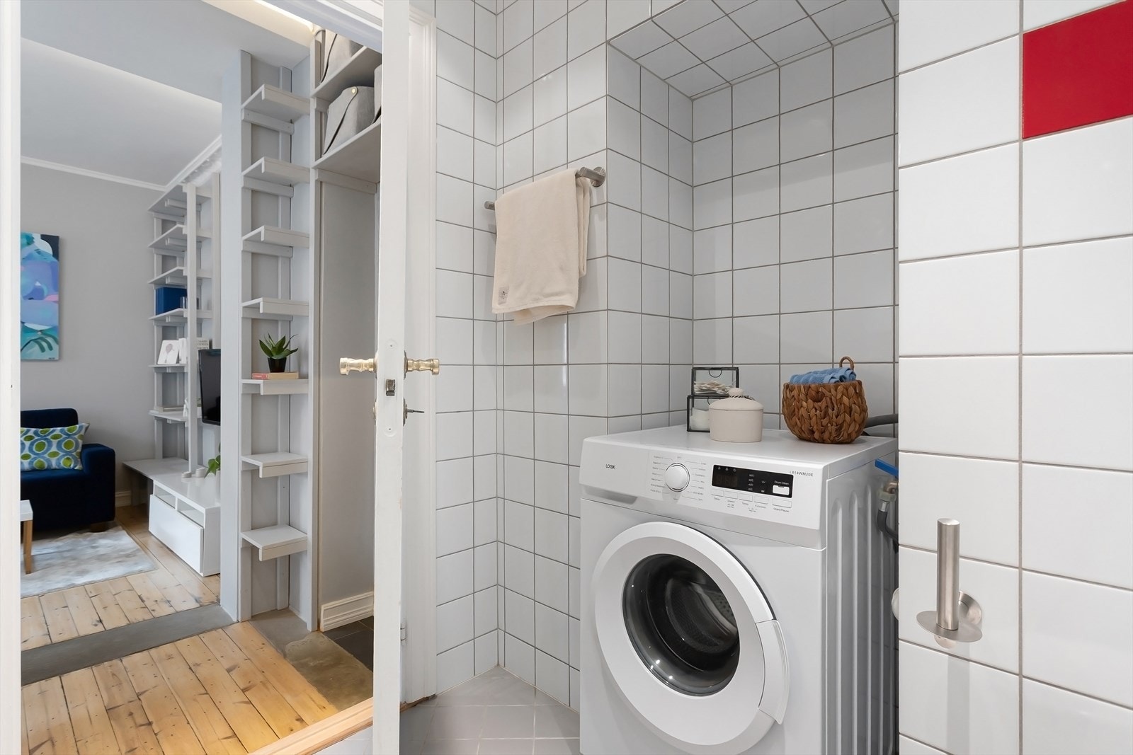 Badet har flislagte overflater, elektrisk gulvvarme og downlights i himling. Galleribilde