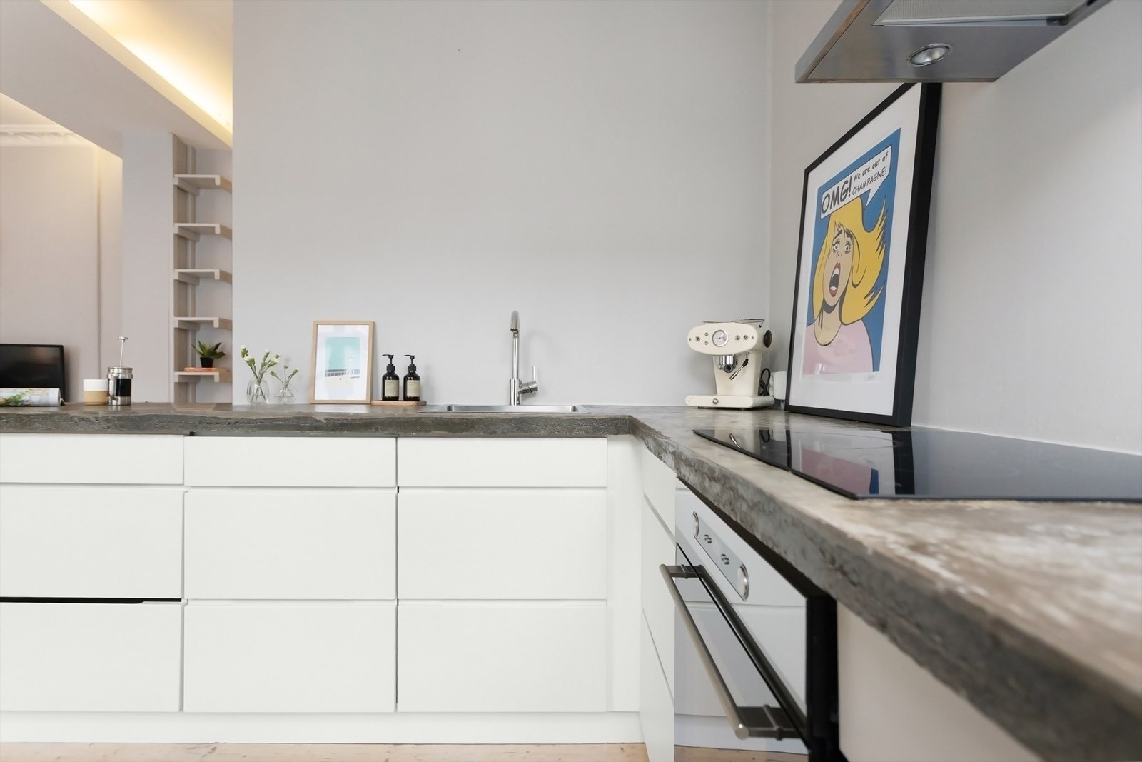 Stilrent og lyst uttrykk med hvite fronter og benkeplate i støpt betong med en tykkelse på 50mm. Galleribilde