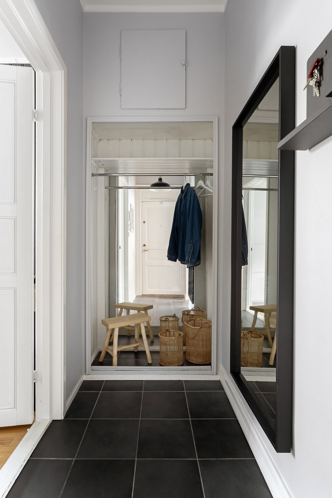 I gangen er innebygd skap og plass til knagger og skohylle for oppbevaring av yttertøy. Galleribilde