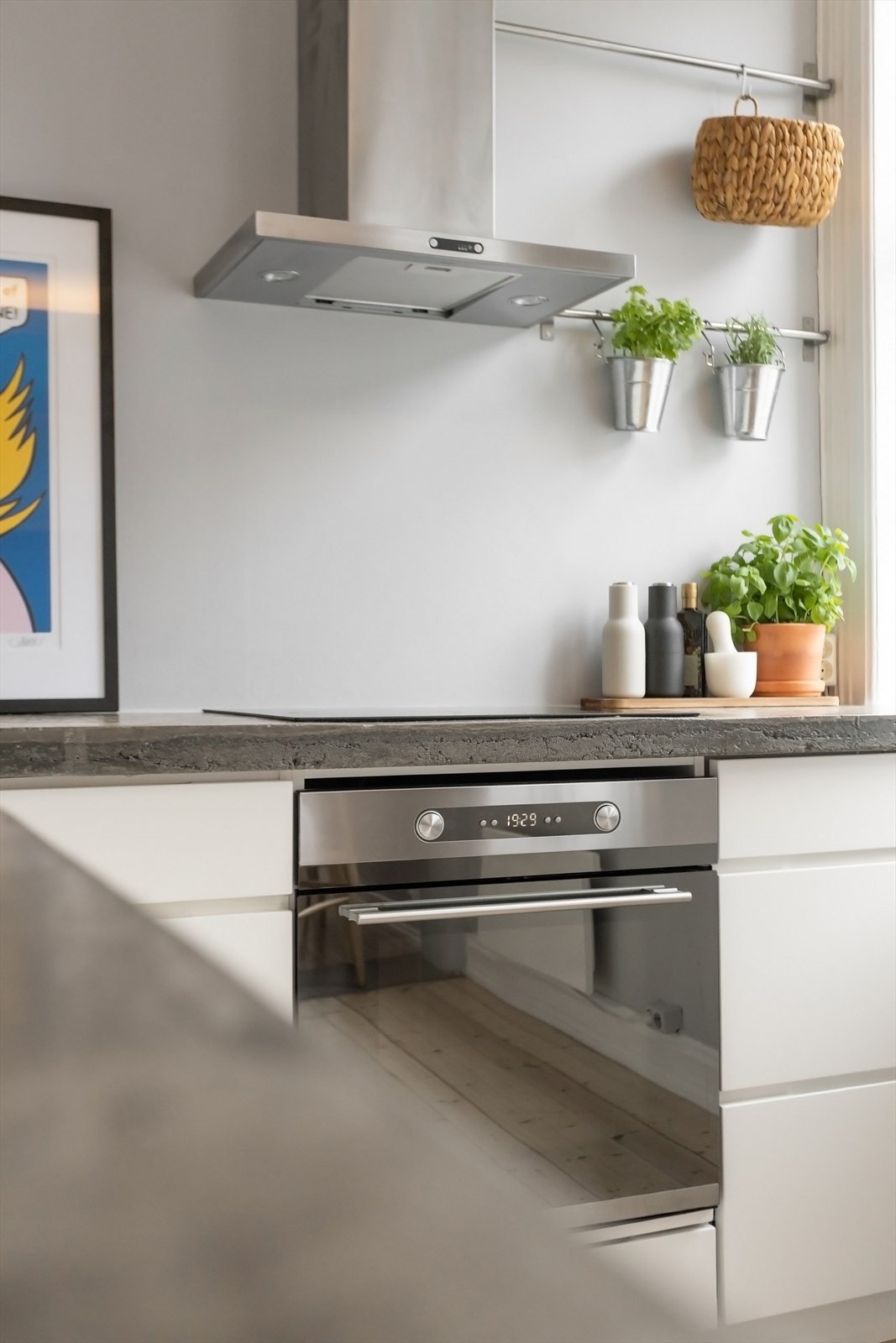 Det er integrert stekeovn, platetopp, kjøleskap og oppvaskmaskin. Innredning med kullfiltervifte over stekesonen. Galleribilde