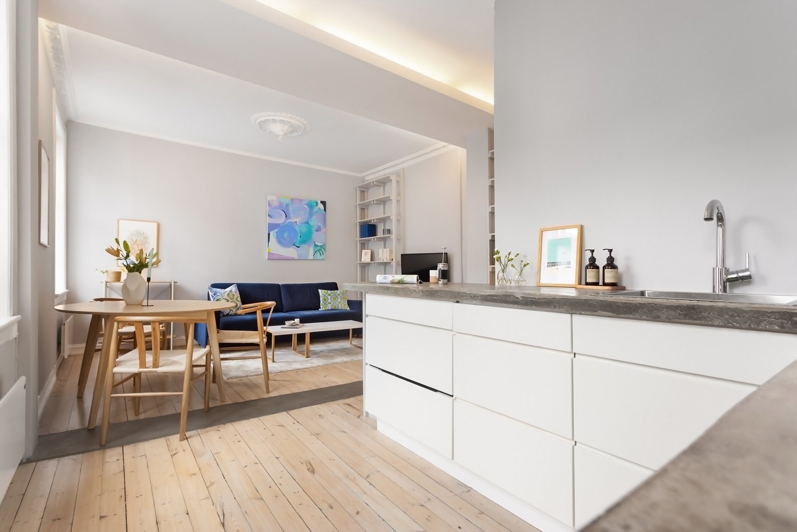 Naturlig plassering av spisebordet ved kjøkkenet. Galleribilde