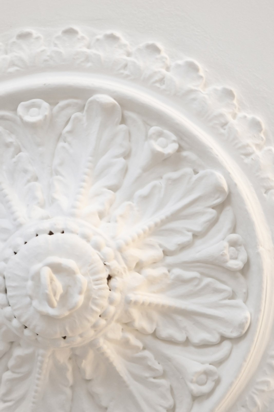 Leiligheten ligger i en ærverdig gård fra 1889 med nydelige, originale detaljer. Galleribilde