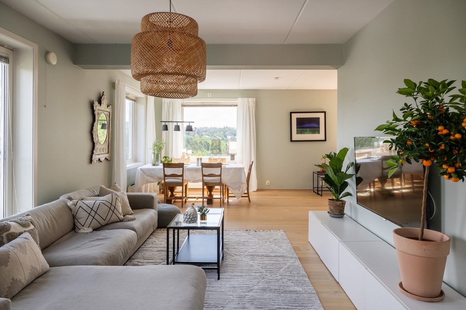 Boligen har et gjennomgående, stilrent farge- og materialvalg. Galleribilde