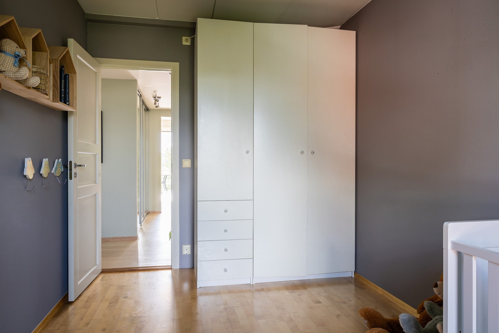 Garderobeskap medfølger. Galleribilde