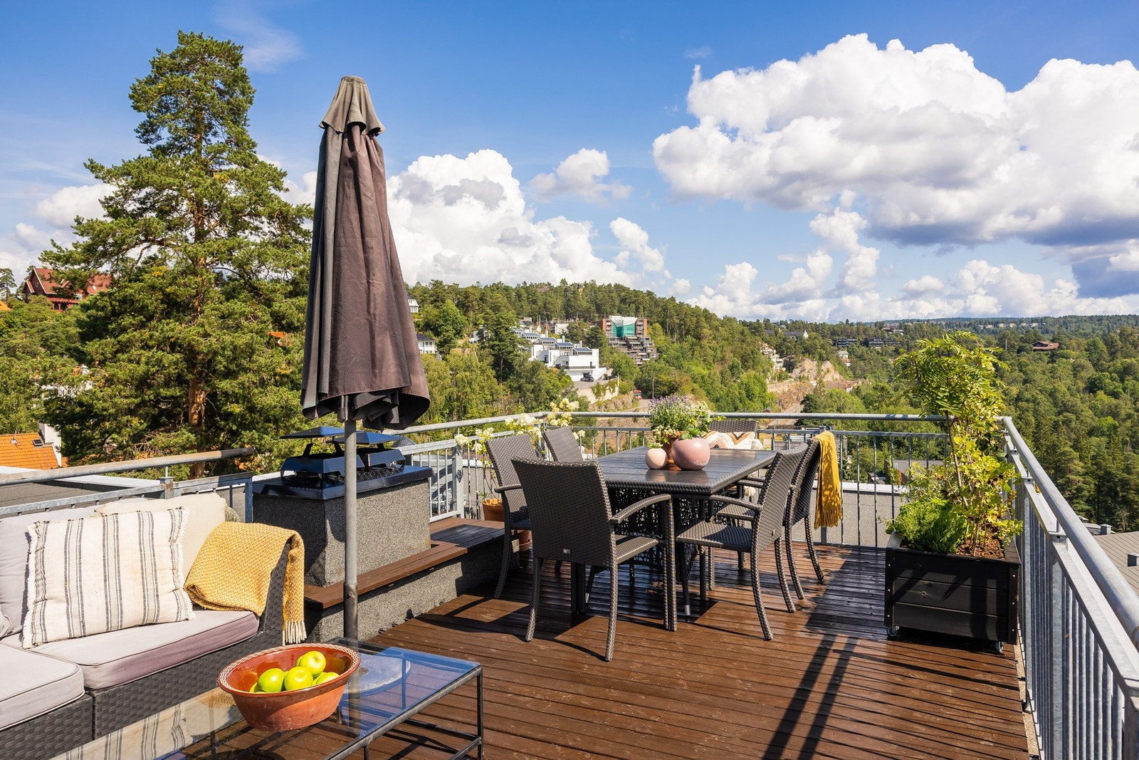 Takterrassen byr på spiseplass, sone for loungemøbler og panoramautsikt over nærområdet. Galleribilde
