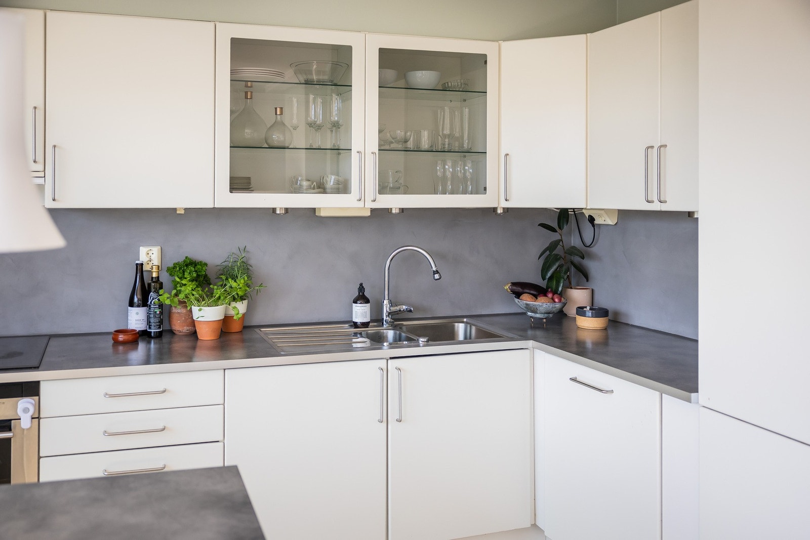 Det er rikelig med lagringsplass med både over-, underskap og skuffer. Galleribilde