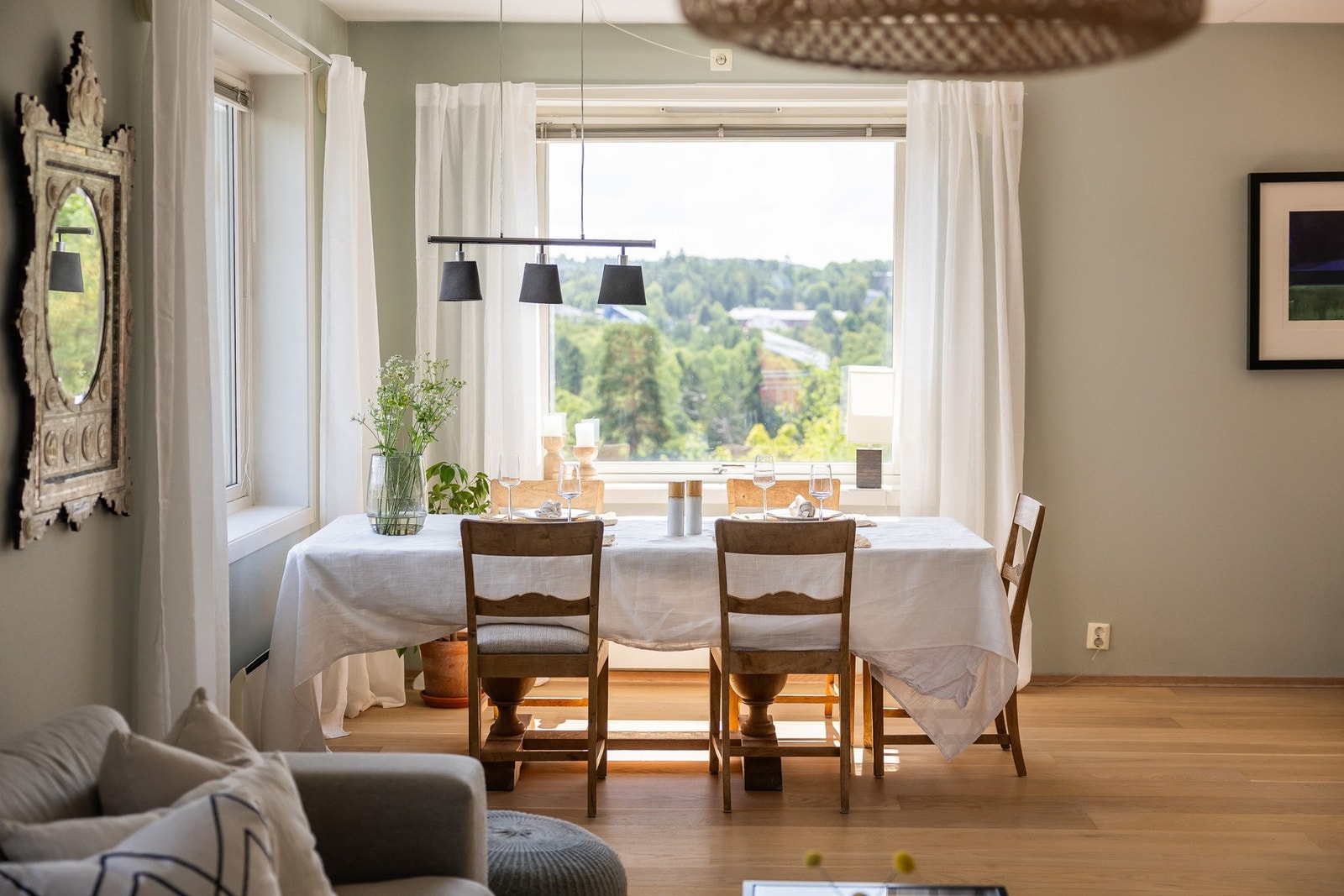 Spiseområdet er plassert ved store vinduer med grønn, vidstrakt utsikt og plass for langbord. Galleribilde