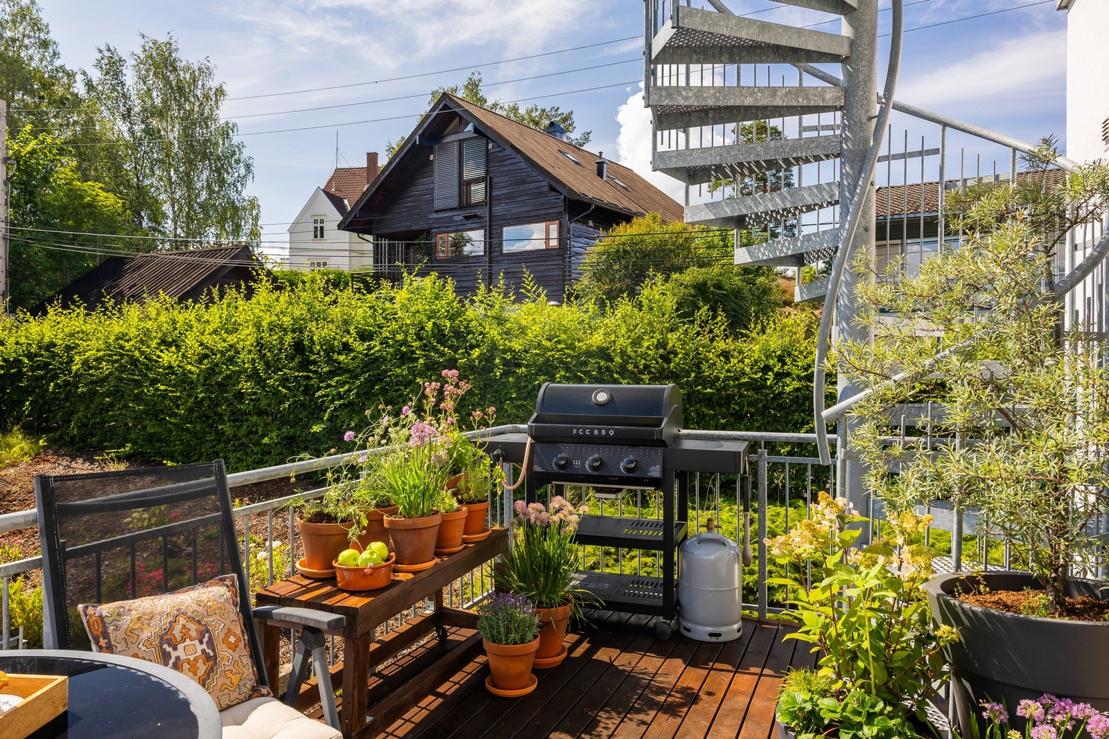 Her er det naturlig plass for grill, samt spiraltrapp videre til takterrassen. Galleribilde