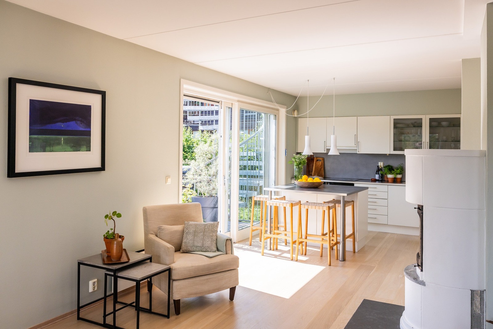 Kjøkkenet har bl.a. store skyvedører mot en terrasse og en praktisk barløsning. Galleribilde