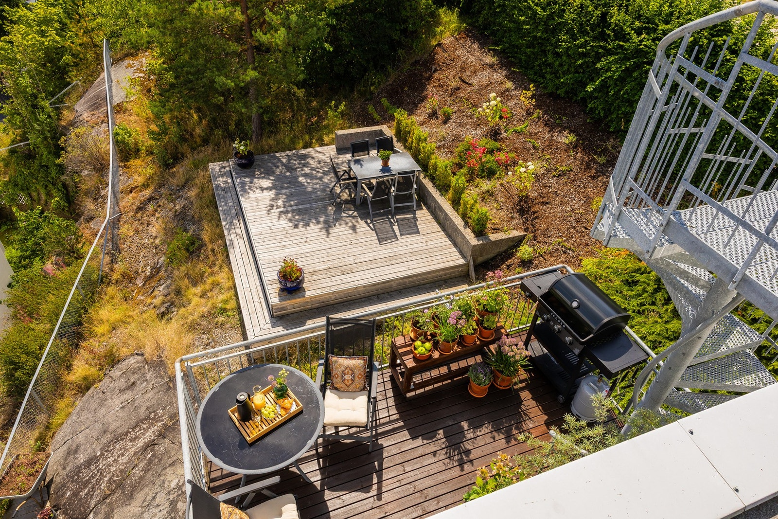 Boligen har også to flotte uteplasser i tillegg til takterrassen. Alle på ulike nivåer. Galleribilde