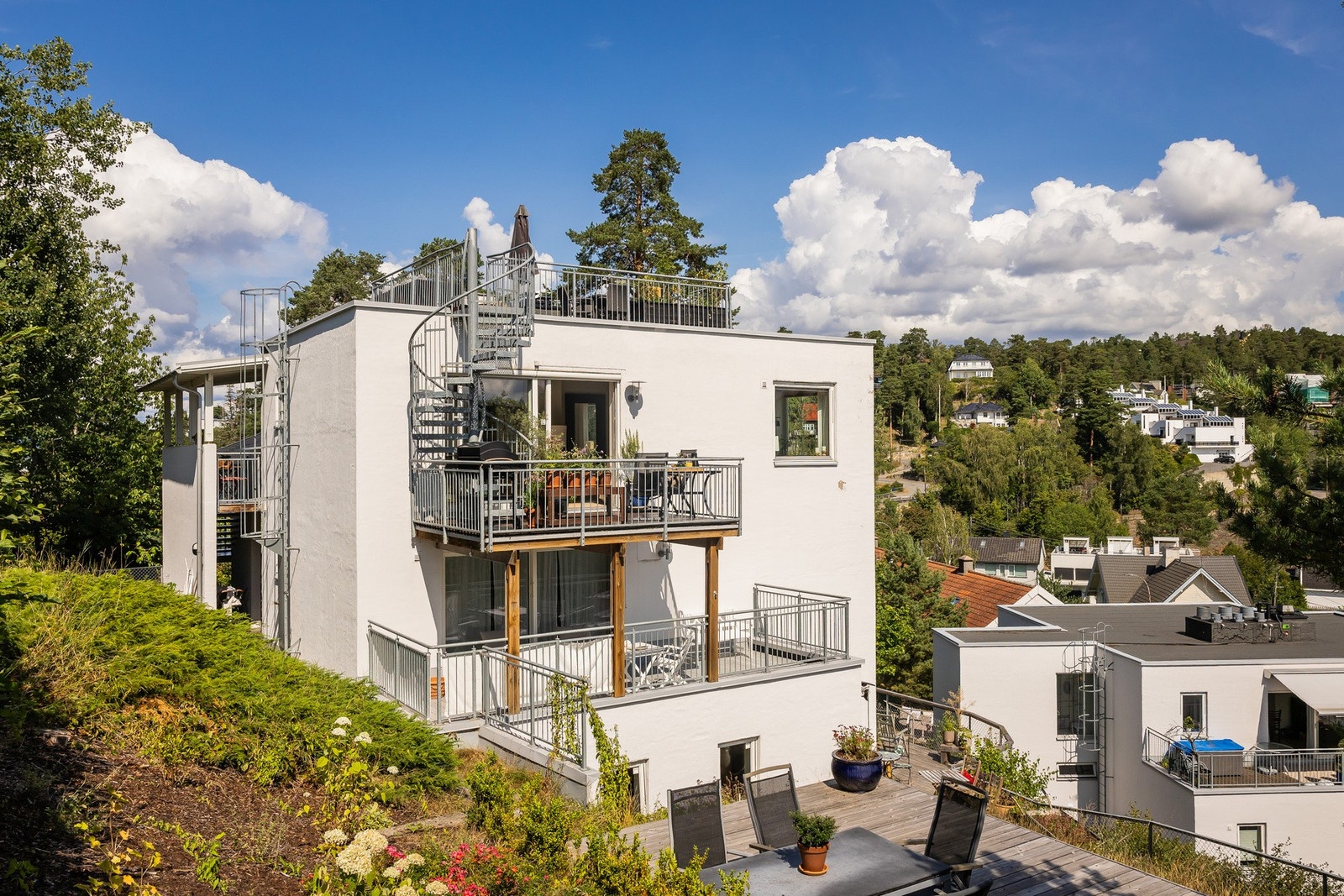 Velkommen til Herregårdsveien 5, presentert av Rita Josefsen Galleribilde