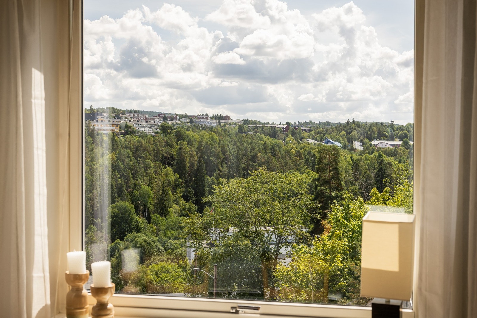 Nydelig utsyn mot naturskjønne omgivelser. Galleribilde