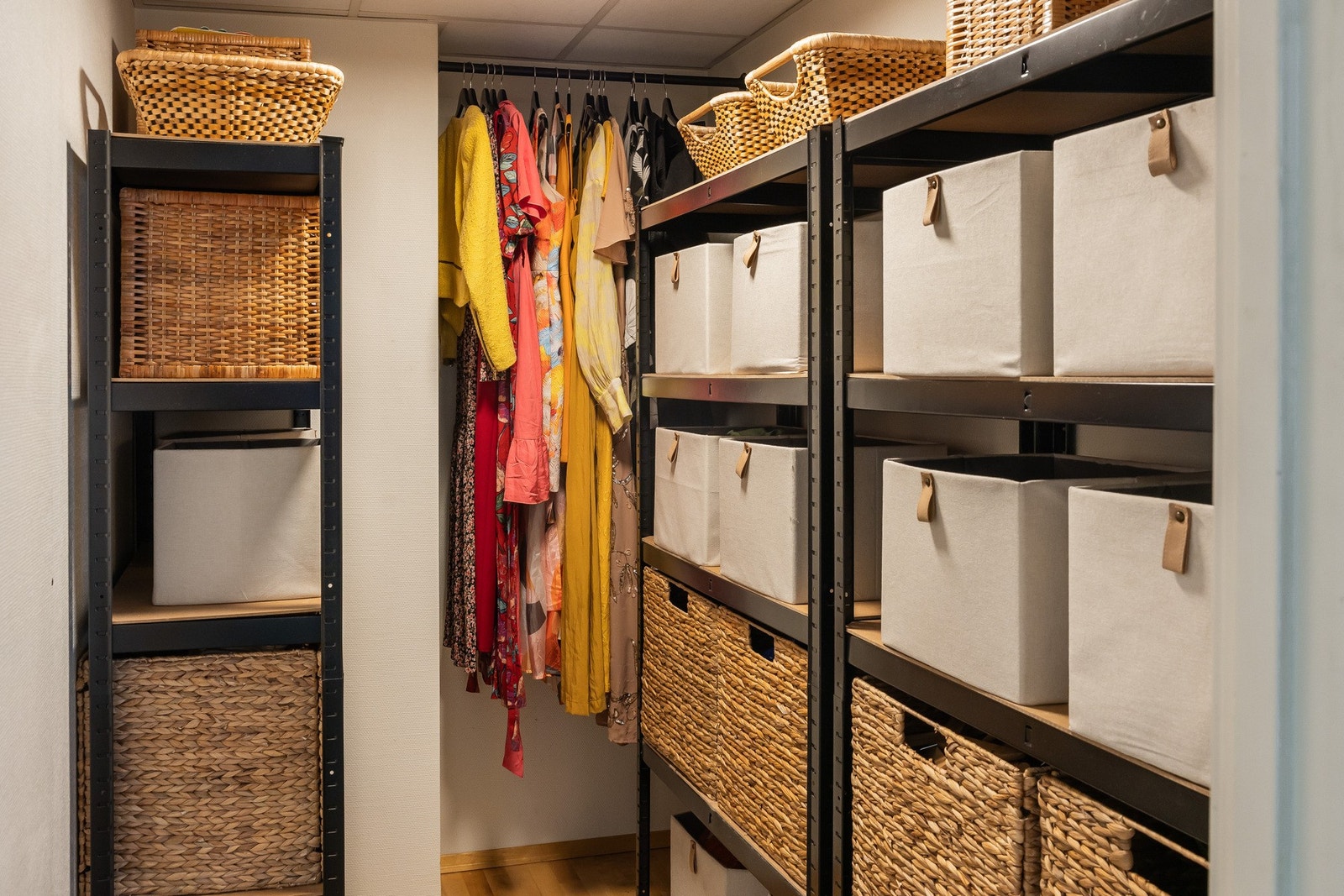 Praktisk oppbevaring med hylleløsning. Galleribilde