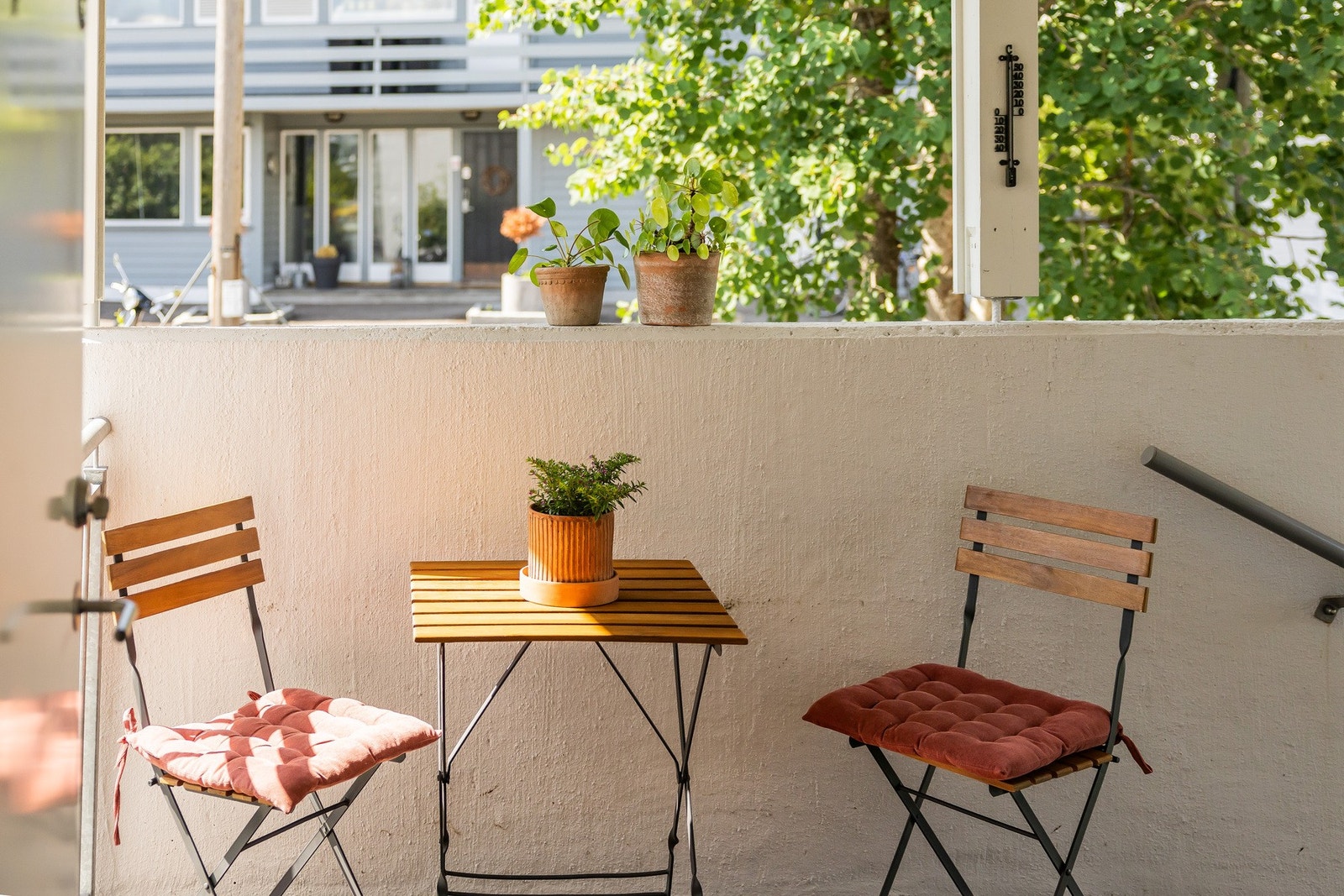 Utenfor entreen er det plass til f.eks. et kafésett. Galleribilde