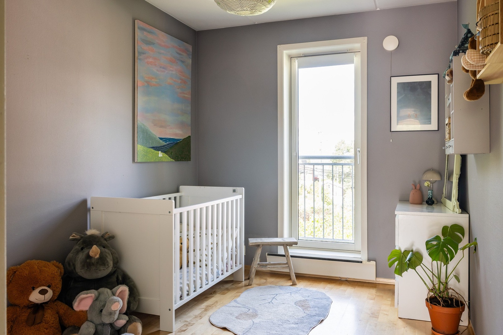 Soverom 2 er malt i rolige toner og har egen fransk balkong. Galleribilde