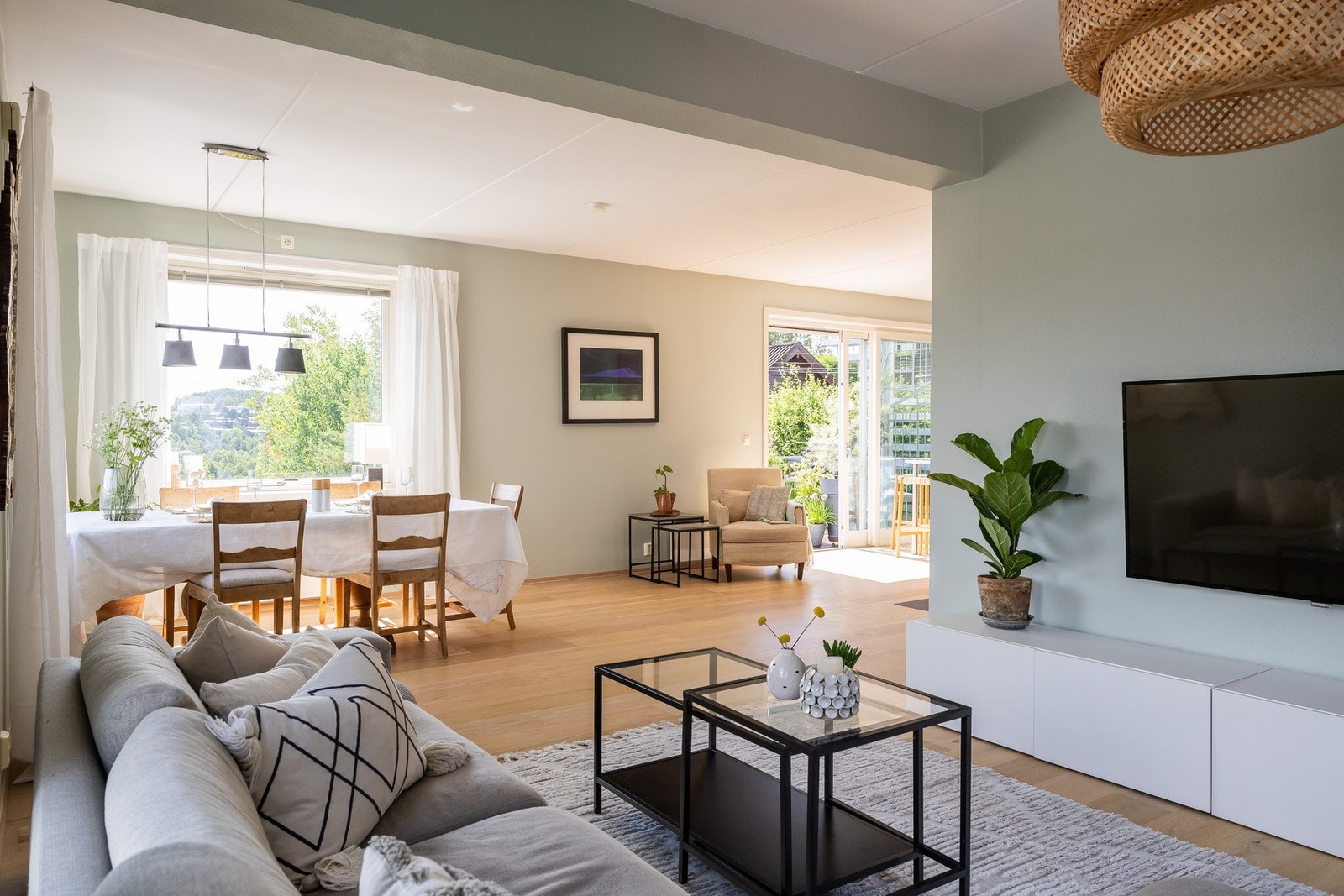 Romslig og sammenhengende stue/spisestue. Her er det naturlig med TV-sone. Galleribilde