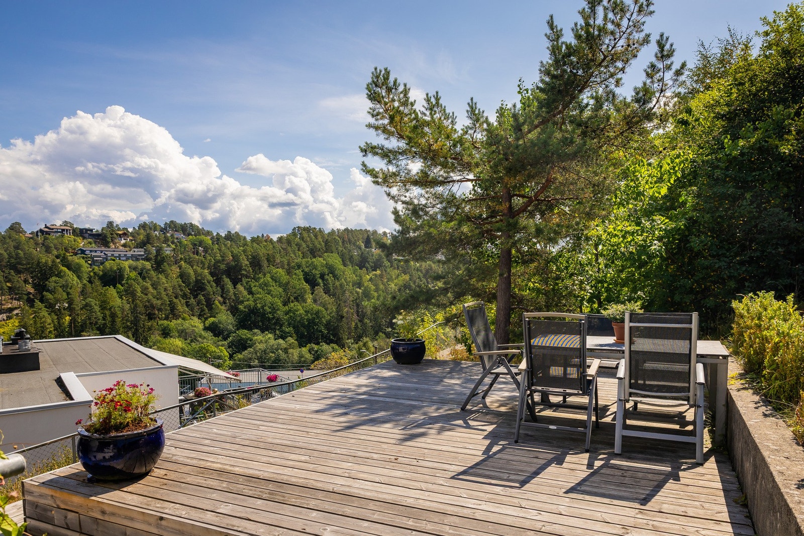I tillegg til takterrassen er det en ekstra uteplass i terrenget som ligger skjermet mot vegetasjon og med herlig utsikt. Galleribilde