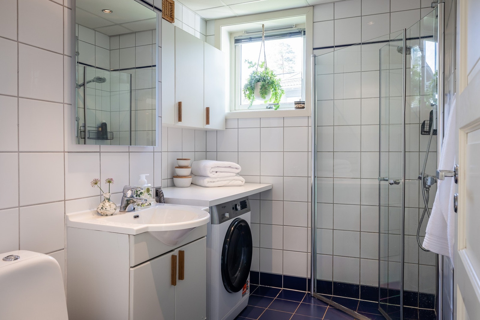 Baderomsbenken har god oppbevaring, og et vindu slipper dagslyset inn. Galleribilde