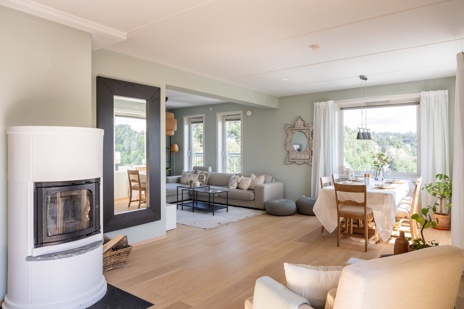 Nydelig lys stue og spisestue i harmoniske farger med utsyn i flere retninger. Galleribilde