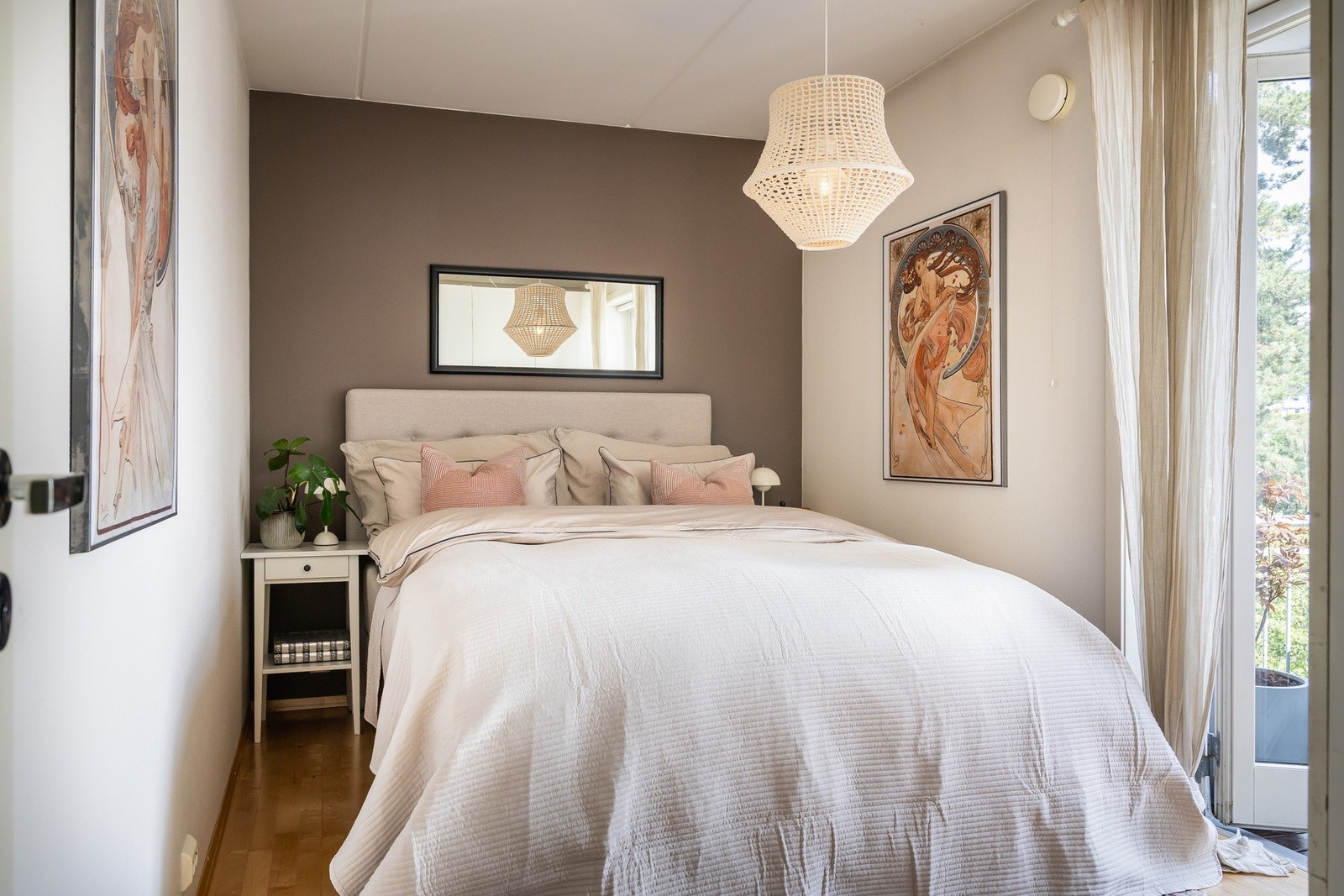 Hovedsoverommet har dempede farger, plass for dobbeltseng og utgang til balkong. Galleribilde