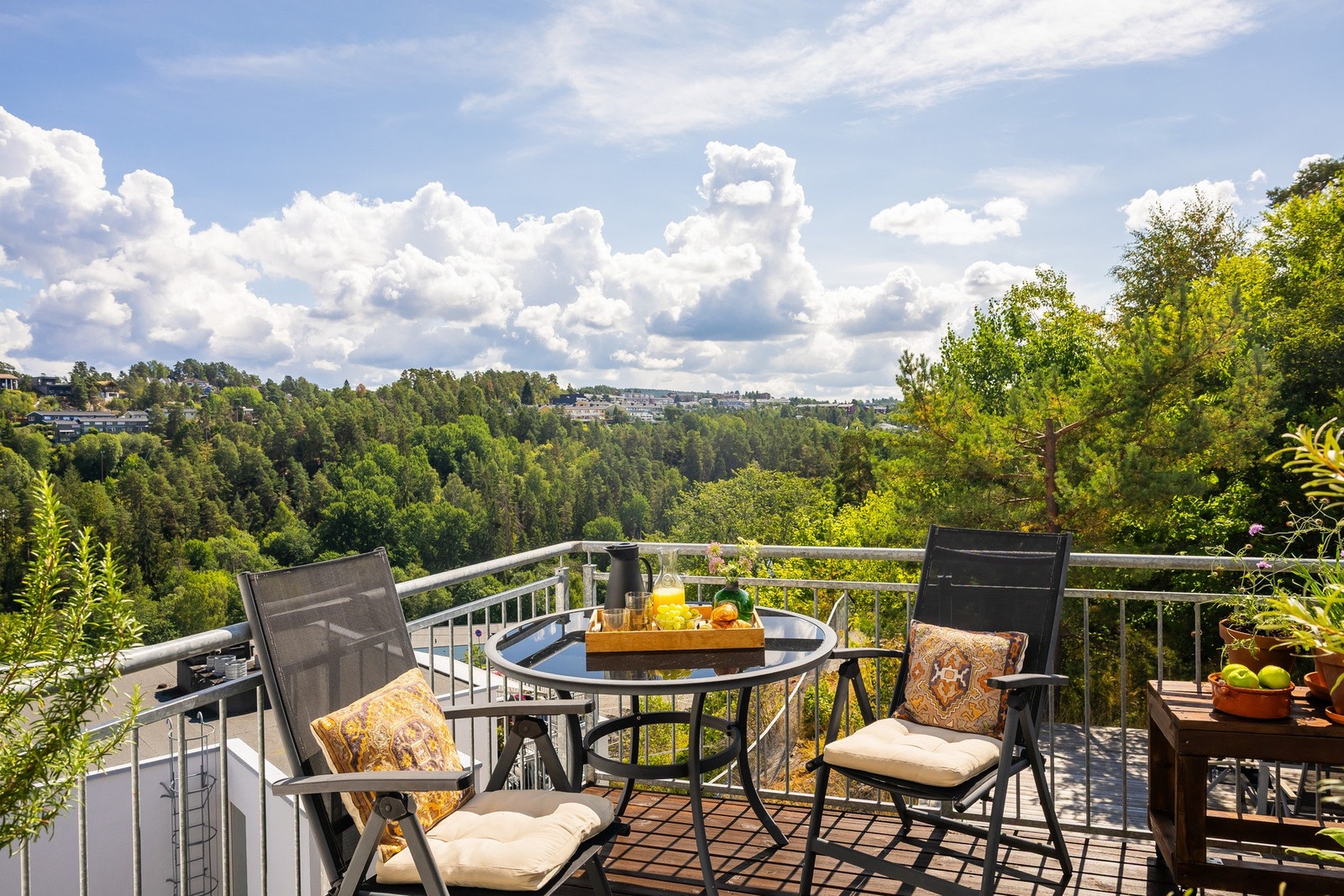 Solrik balkong utenfor kjøkkenet med plass for balkongmøbler. Galleribilde