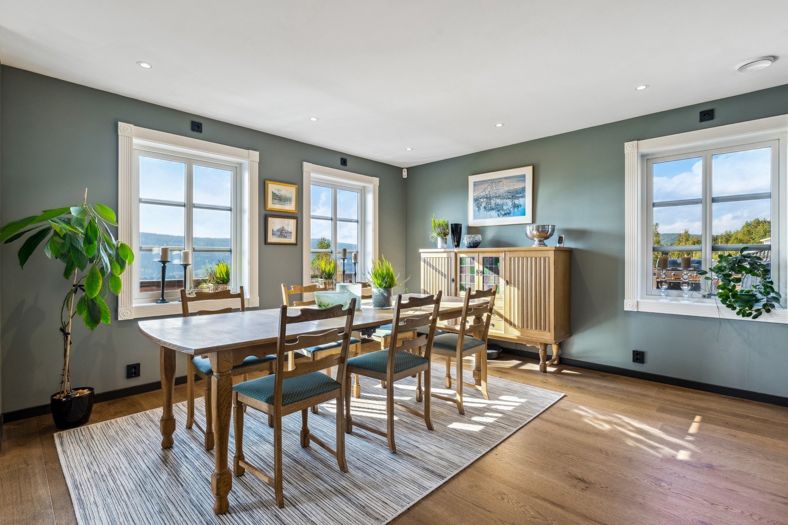 Stuen har god plass til å innrede med flere soner. Galleribilde