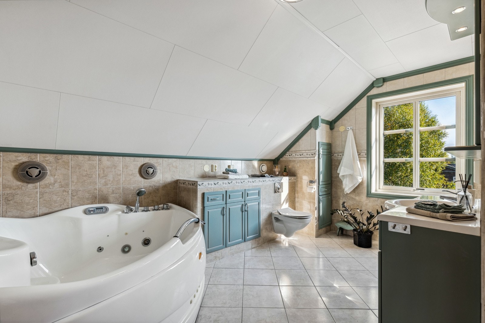 Flislagt bad med vannbåren gulvvarme. Galleribilde