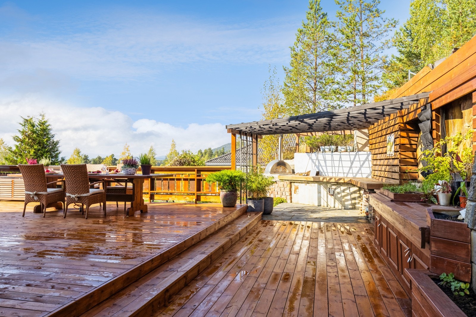 Nylig lagt nytt gulvdekke på det nedre platået ved utekjøkken sonen. Galleribilde