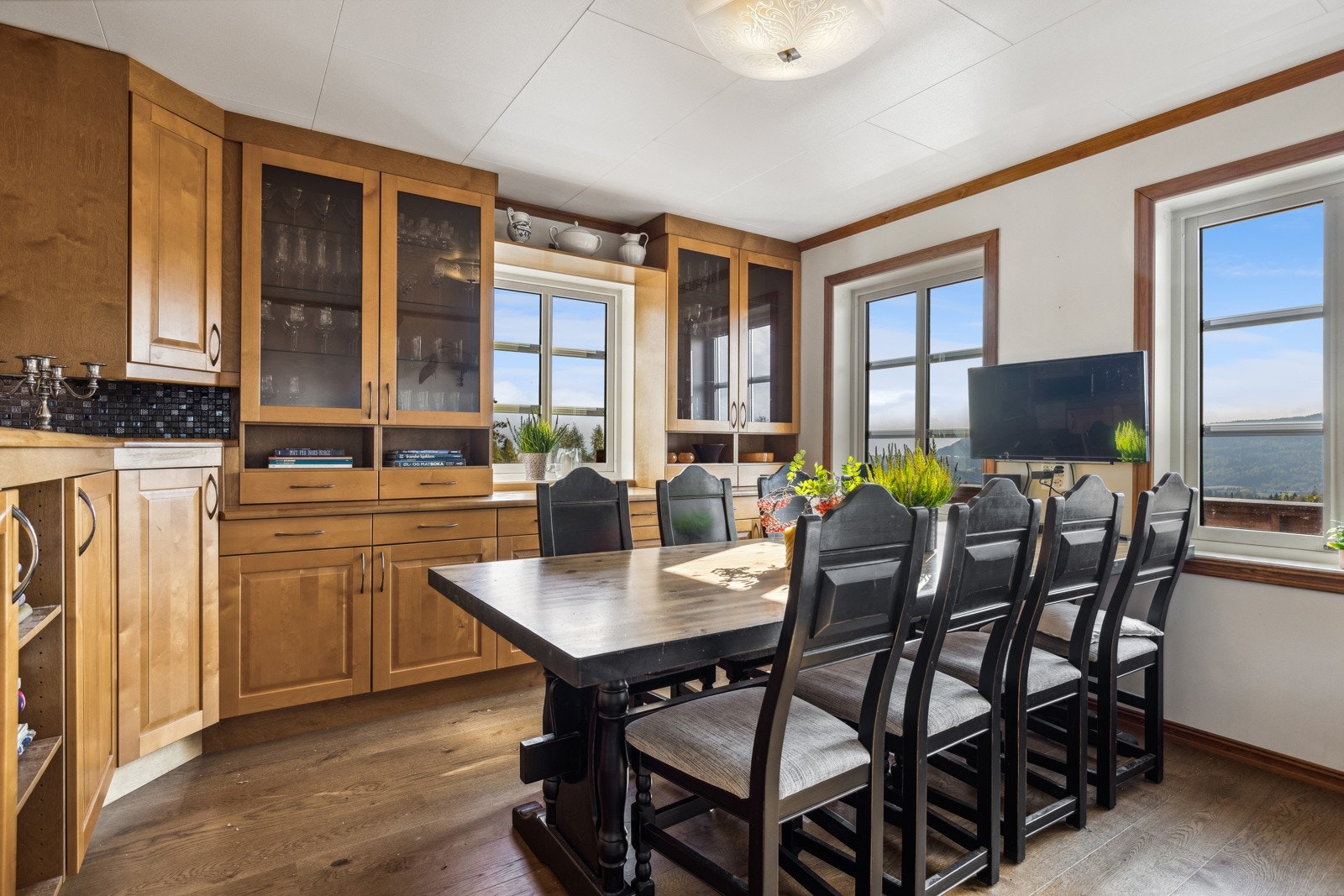 God plass til spisebord for hele familien å nyte hyggelige måltider sammen. Galleribilde