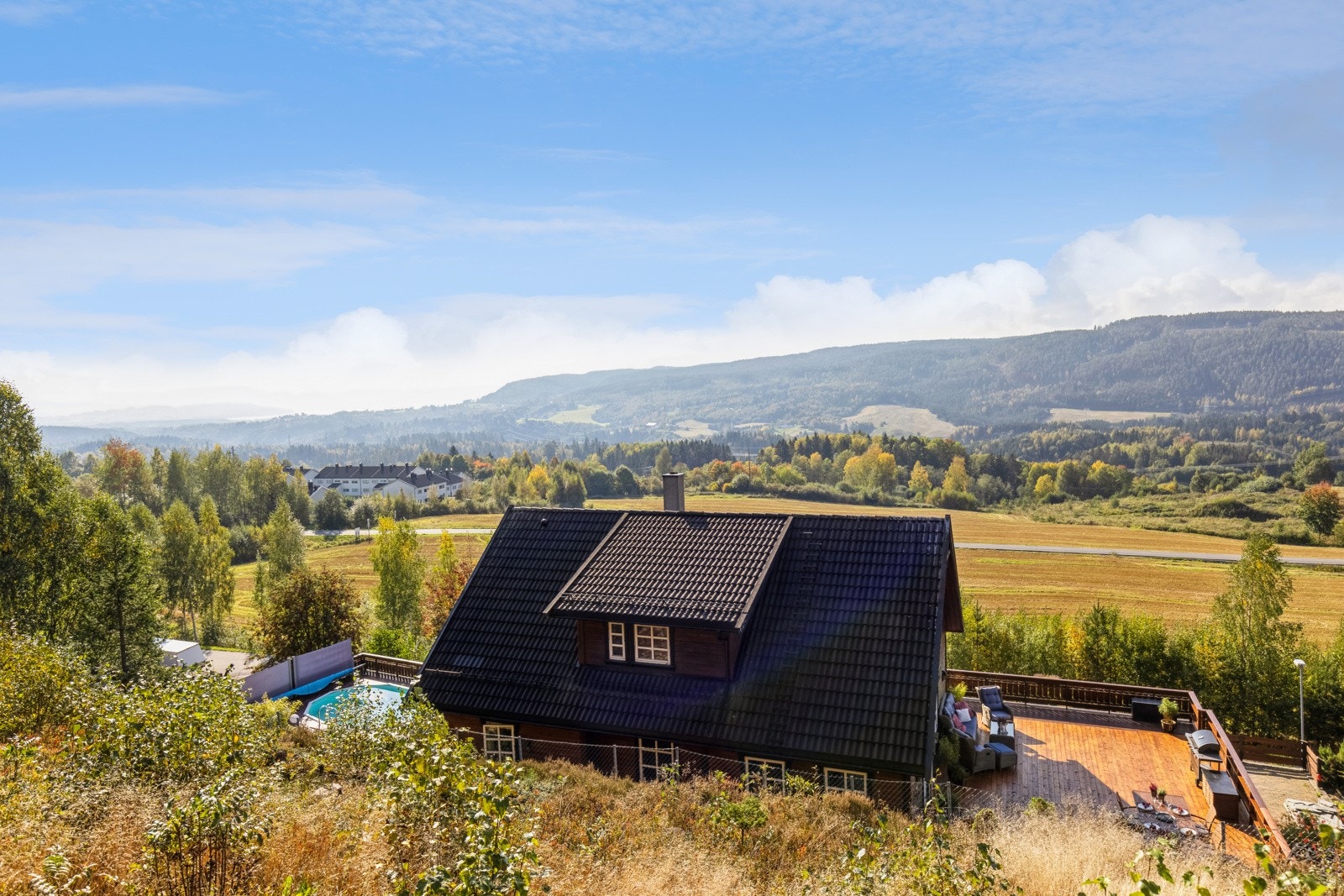 Utsikten blir enda bedre fra den øvre delen av tomten! Galleribilde