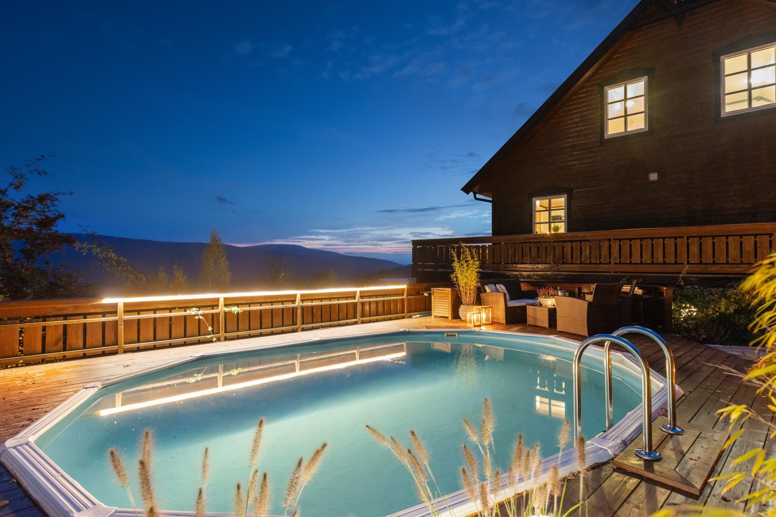 Utebelysningen skaper god stemning rundt bassengområdet på mørke kvelder. Galleribilde