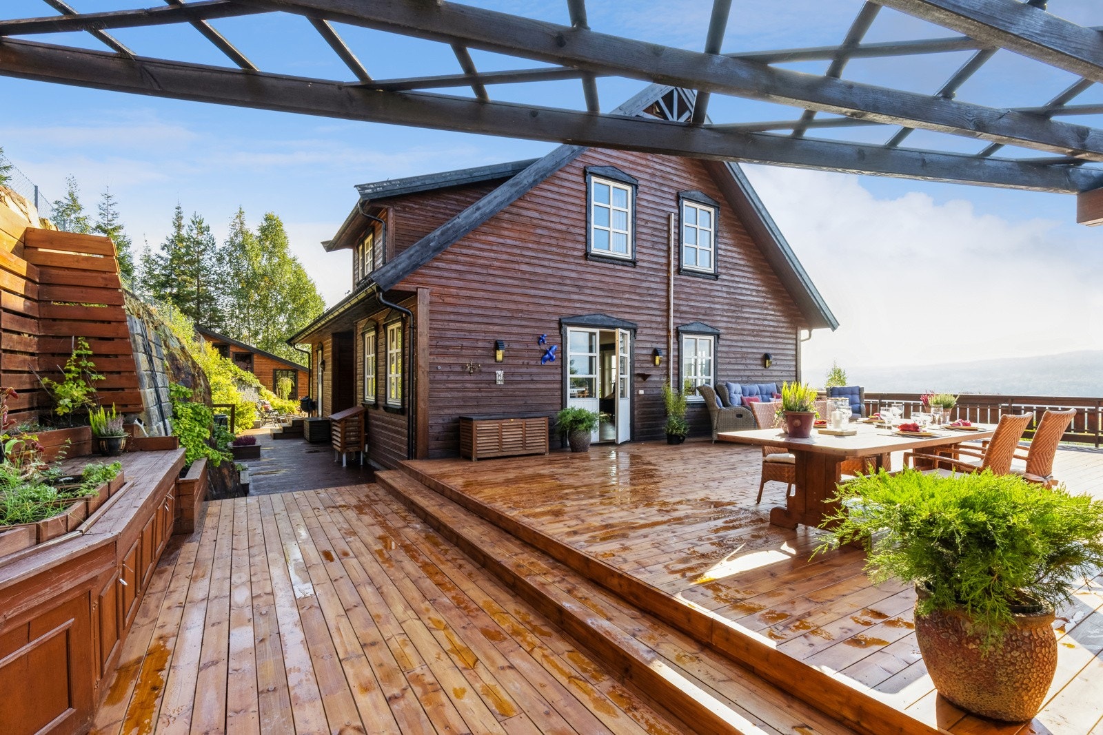 Terrassen er på over 150 kvm med gode solforhold og fantastisk utsikt! Galleribilde