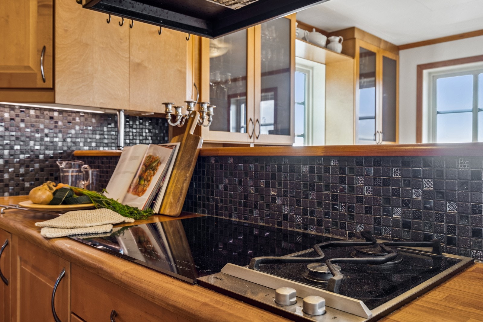 Kjøkkenet har en halvøy i midten av rommet som er en god utvidelse av kjøkkenbenken for bedre arbeidsplass. Galleribilde