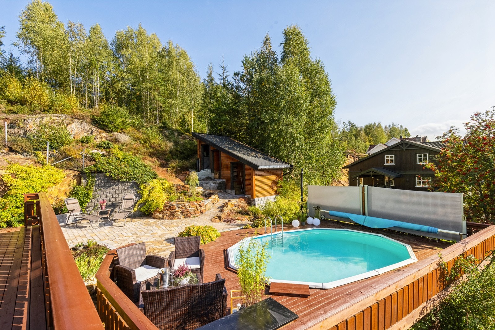 Terrassen rundt bassenget er på ca 40 kvm. Galleribilde