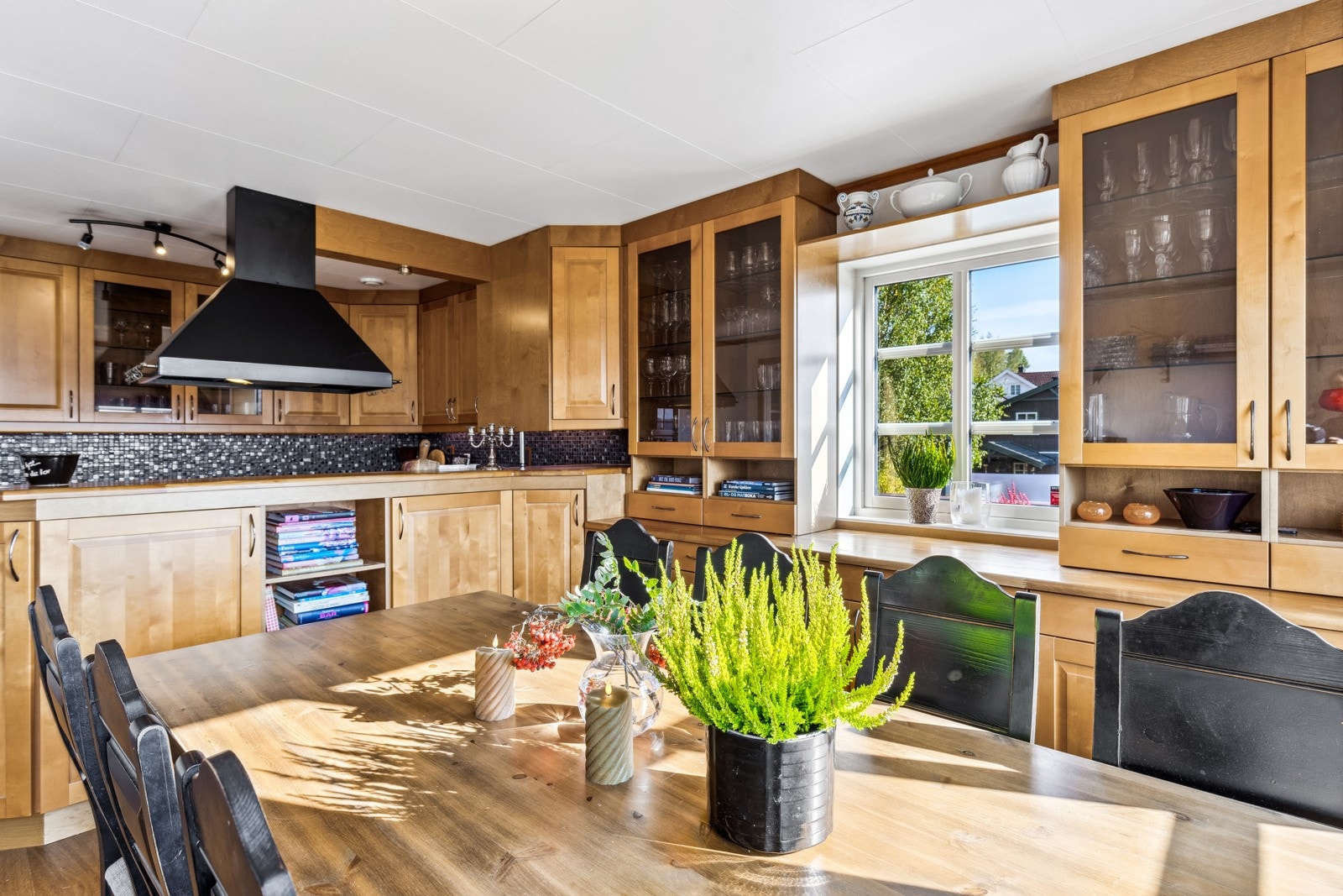 Fra kjøkkenet kan du se ut mot boligens mest populære område, nemlig bassenget! Galleribilde