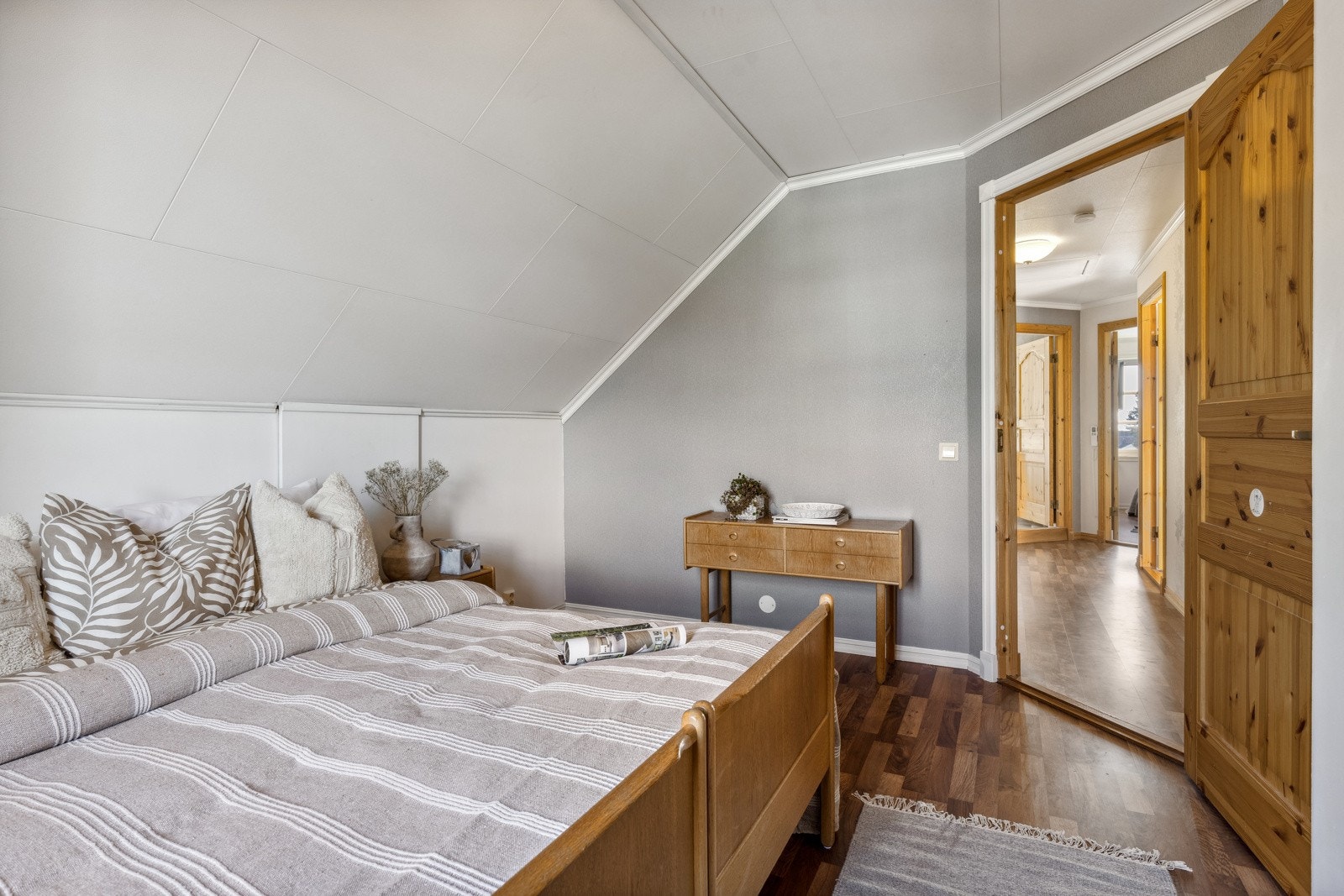 Loftetasjen har 4 lyse og romslige soverom. Galleribilde